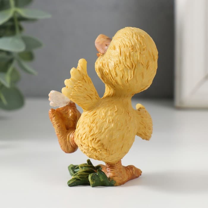 Фигурка полистоун «Утёнок с бабочкой», 8×5.5×5.5 см