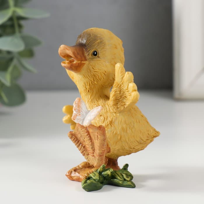 Фигурка полистоун «Утёнок с бабочкой», 8×5.5×5.5 см