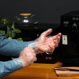 Перчатки одноразовые полиэтиленовые, в упаковке по 100 шт.