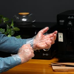 Перчатки одноразовые полиэтиленовые, в упаковке по 100 шт.