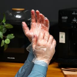 Перчатки одноразовые полиэтиленовые, в упаковке по 100 шт.