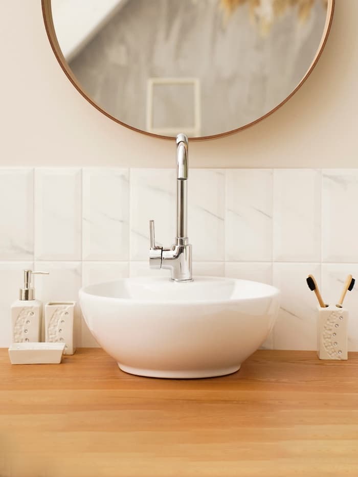 Аксессуары для ванной Доляна «Цветочный барельеф», 4 предмета, дозатор 270 мл, мыльница, 2 стакана 210 мл, белые