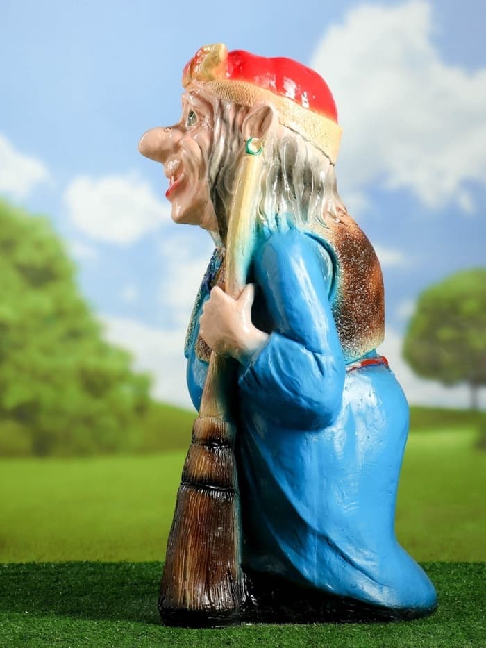 Садовая фигура из гипса «Бабка-Ёжка стоя», 33×35×65 см, МИКС