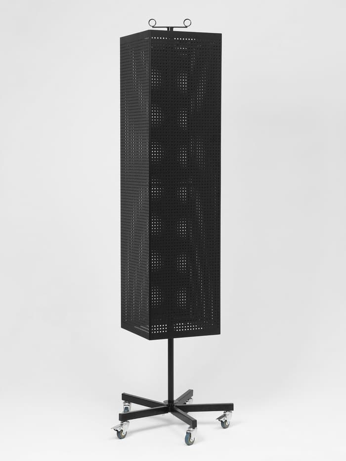 Стойка перфорированная металлическая на каркасе из труб, разборная, на колесах, 4 стороны, крутящиеся, 32×32×170 см, чёрная