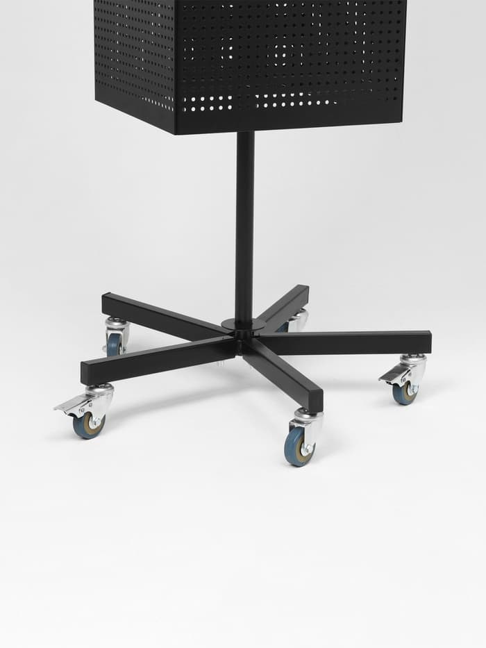 Стойка перфорированная металлическая на каркасе из труб, разборная, на колесах, 4 стороны, крутящиеся, 32×32×170 см, чёрная