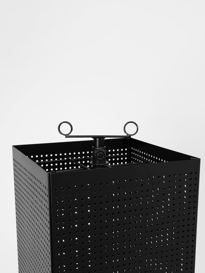 Стойка перфорированная металлическая на каркасе из труб, разборная, на колесах, 4 стороны, крутящиеся, 32×32×170 см, чёрная