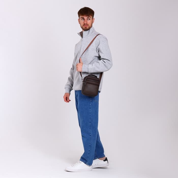 Сумка кросс-боди мужская на молнии, с ручкой, 3 наружных кармана, 17×8.5×20 см, коричневая