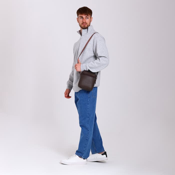 Сумка кросс-боди мужская на молнии, с ручкой, 3 наружных кармана, 17×5.5×20 см, коричневая