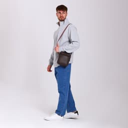 Сумка кросс-боди мужская на молнии, с ручкой, 3 наружных кармана, 17×5.5×20 см, коричневая