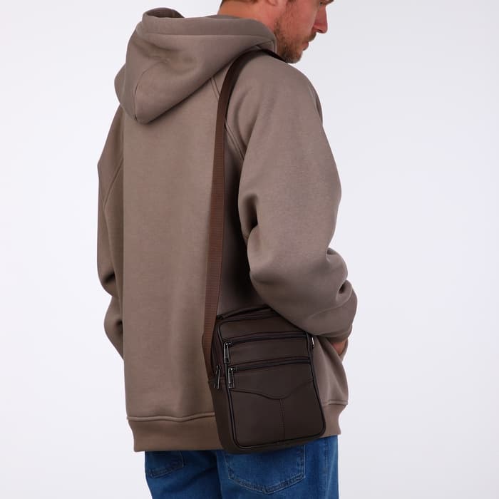 Сумка кросс-боди мужская на молнии, с ручкой, 3 наружных кармана, 18×5.5×22 см, коричневая