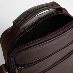 Сумка кросс-боди мужская на молнии, с ручкой, 3 наружных кармана, 18×5.5×22 см, коричневая