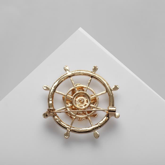 Брошь «Штурвал» с клевером, цвет белый в золоте