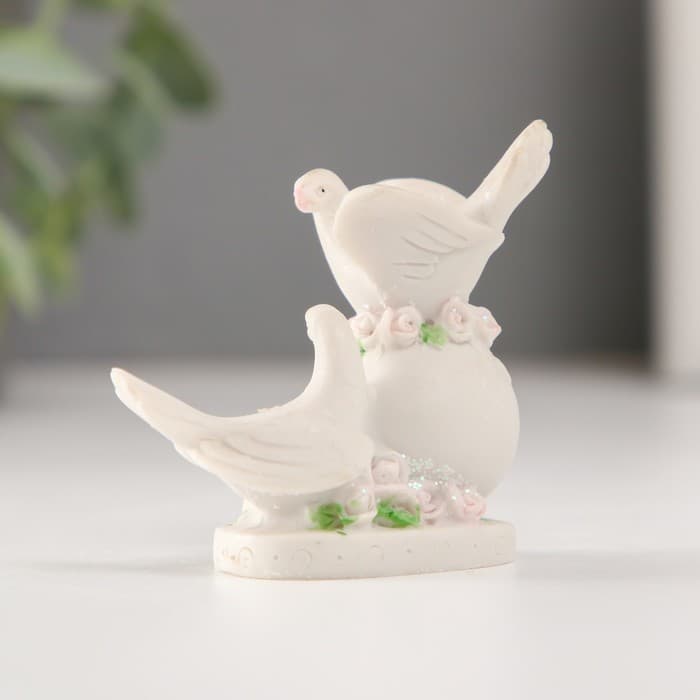 Фигурка полистоун «Два голубя на шаре с цветами», 6.4 см