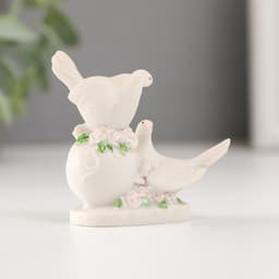 Фигурка полистоун «Два голубя на шаре с цветами», 6.4 см