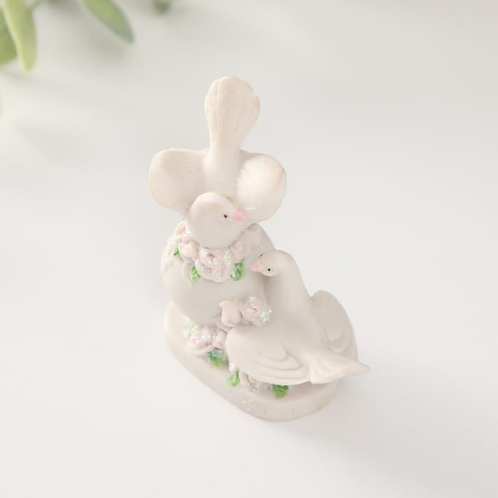 Фигурка полистоун «Два голубя на шаре с цветами», 6.4 см