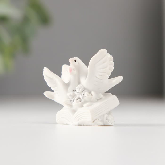 Фигурка полистоун «Голубки на книге», 3.8 см, МИКС