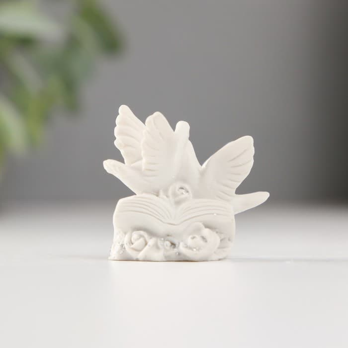 Фигурка полистоун «Голубки на книге», 3.8 см, МИКС