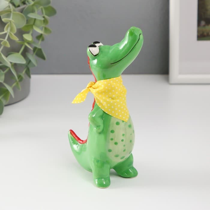 Фигурка керамика «Крокодил с косынкой», ярко-зелёный, 9.3×6×16.3 см