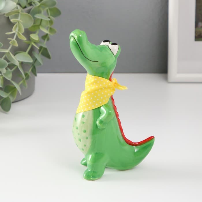 Фигурка керамика «Крокодил с косынкой», ярко-зелёный, 9.3×6×16.3 см