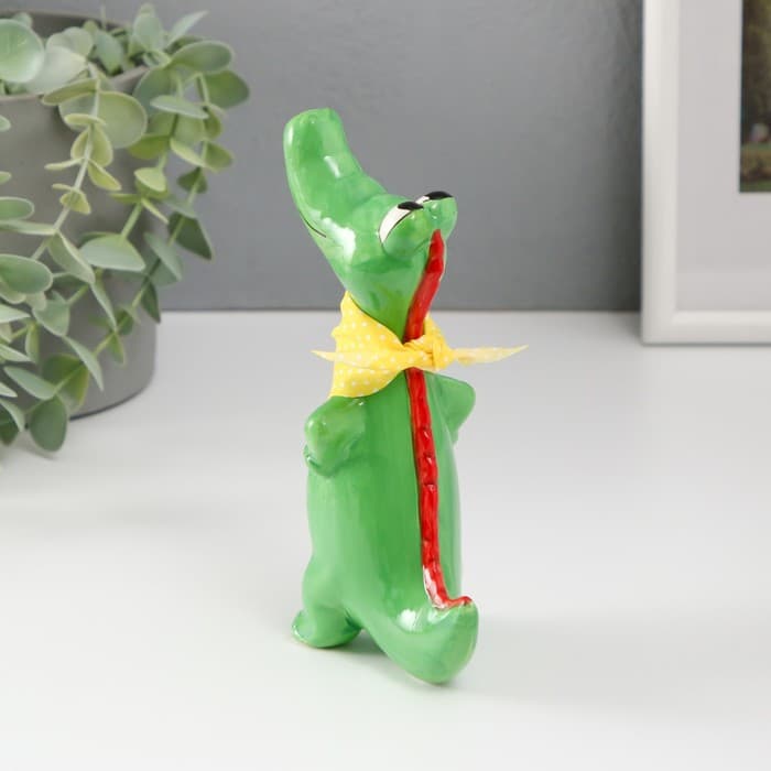 Фигурка керамика «Крокодил с косынкой», ярко-зелёный, 9.3×6×16.3 см