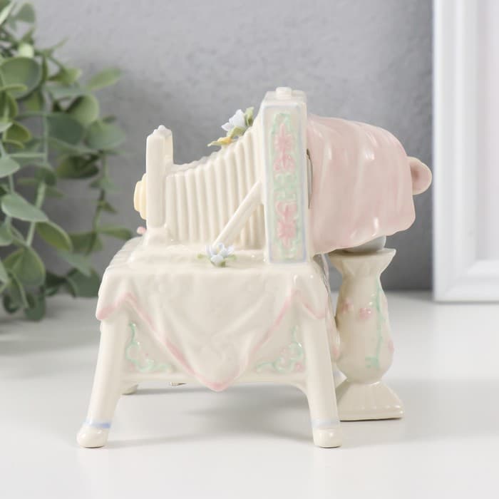 Сувенир музыкальный механический «Зайчик с ретро фотоаппаратом», керамика, 8.5×10.5×11 см