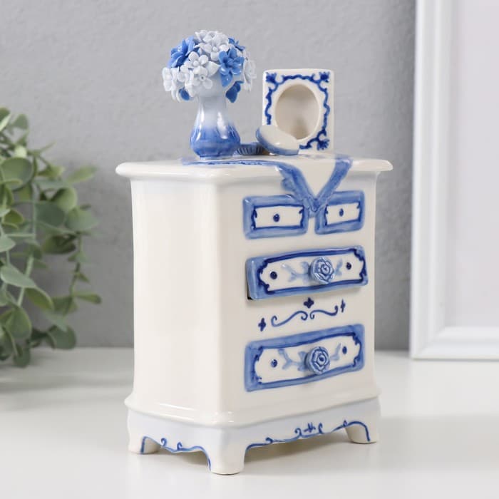 Сувенир музыкальный механический «Старинный комод с вазой с цветами», керамика, 7.5×10.6×18 см