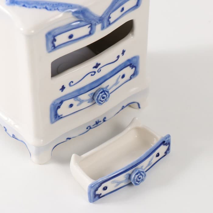 Сувенир музыкальный механический «Старинный комод с вазой с цветами», керамика, 7.5×10.6×18 см