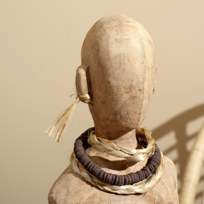 Сувенир на подставке «Бюст», 17×12.5×44 см, манговое дерево