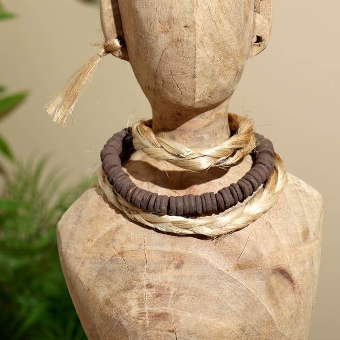 Сувенир на подставке «Бюст», 17×12.5×44 см, манговое дерево