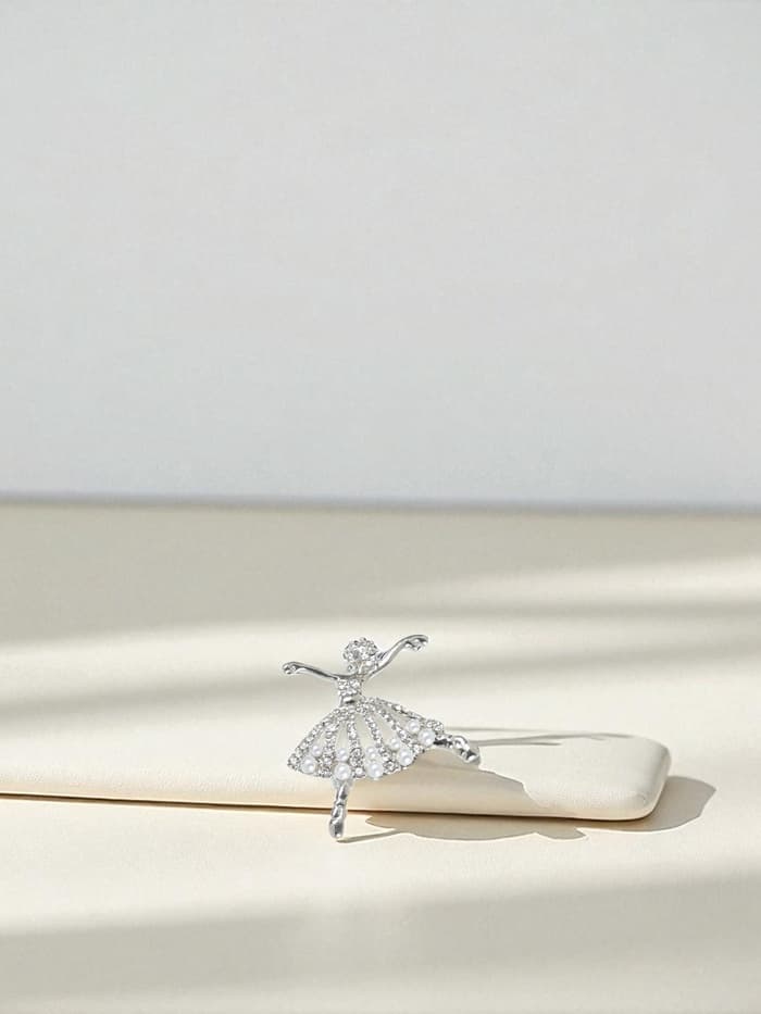 Брошь «Балерина», с бусинками, белая в серебре