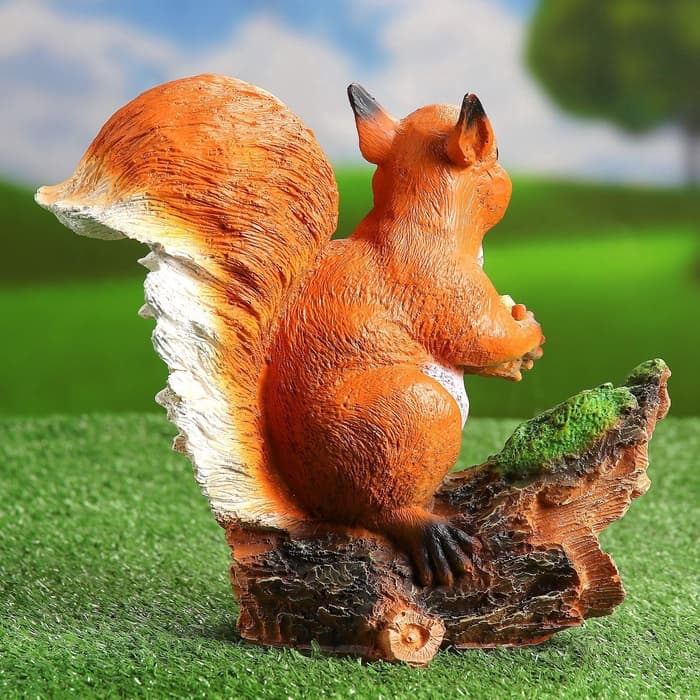 Садовая фигура из полистоуна «Белочка с орешком на пне», 25×12×23 см