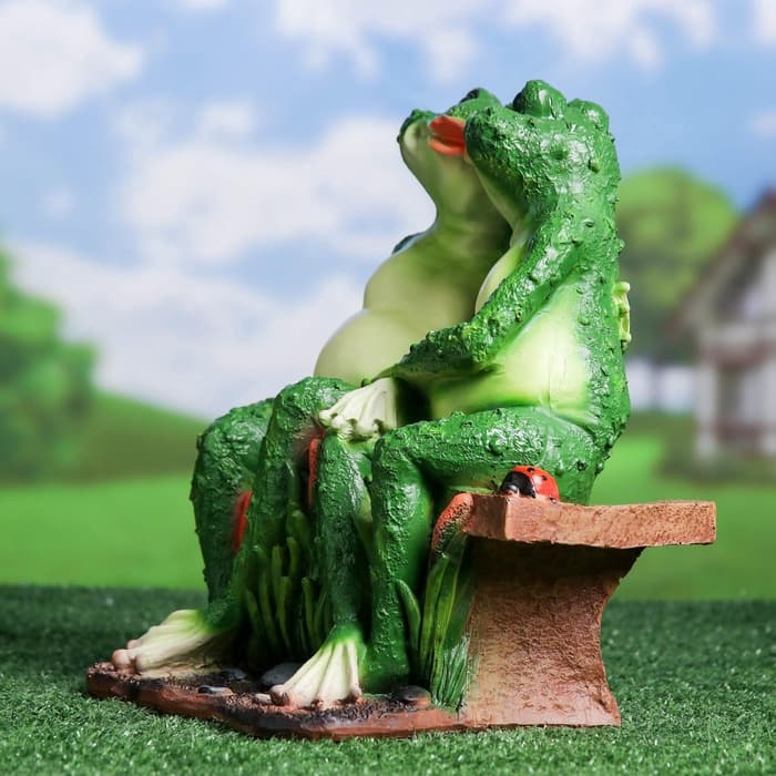 Садовая фигура из полистоуна «Лягушки на лавочке», 32×20×30 см
