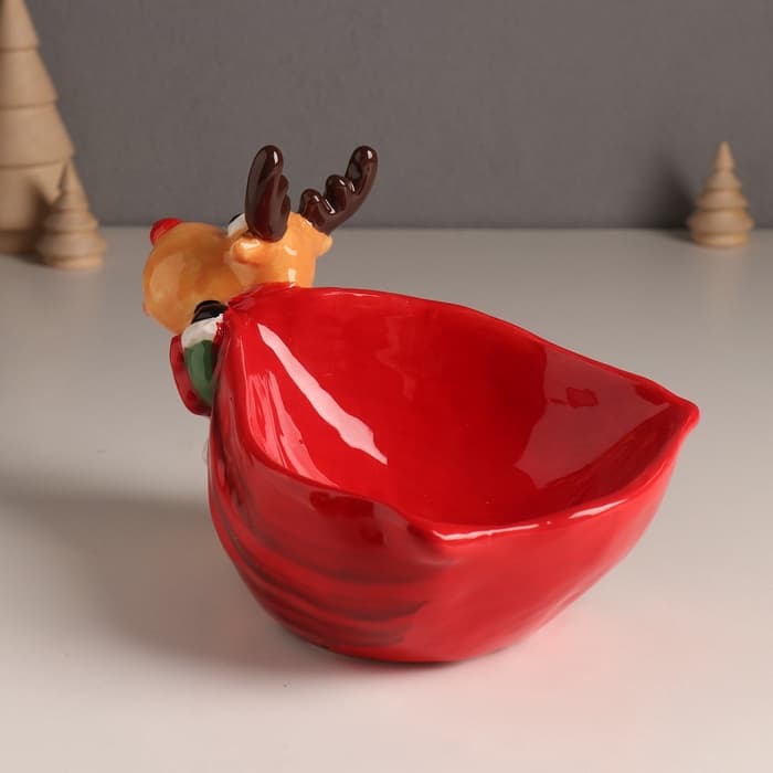 Фигурка - подставка для мелочей керамика «Лось в зелёной шубе с большим красным мешком», 12.5×19.1×13.1 см
