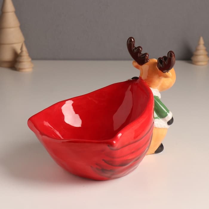 Фигурка - подставка для мелочей керамика «Лось в зелёной шубе с большим красным мешком», 12.5×19.1×13.1 см
