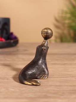 Сувенир «Тюлень с мячом», 7×4×7 см, бронза
