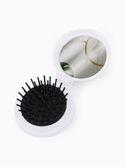 Расчёска массажная «Капибара», складная, с зеркалом, d=6.5 см, белая