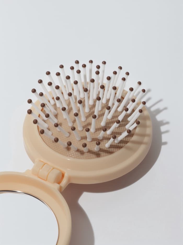 Расчёска массажная «Капибара», складная, с зеркалом, d=6.5 см, бежевая