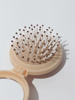 Расчёска массажная «Капибара», складная, с зеркалом, d=6.5 см, бежевая