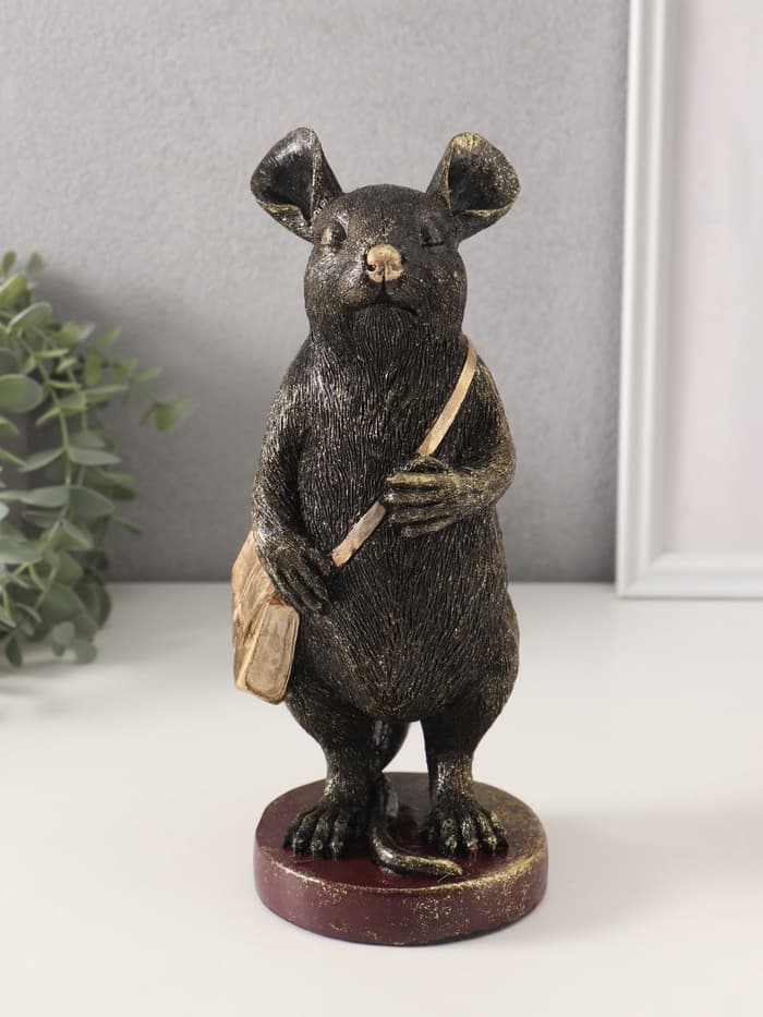 Фигурка полистоун «Мышонок-почтальон с сумкой через плечо», 10.5×12.5×27.5 см