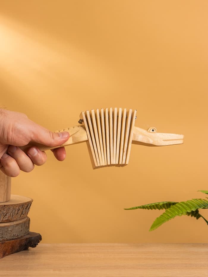 Сувенирный музыкальный инструмент трещотка «Ящерица», 25×8×4 см