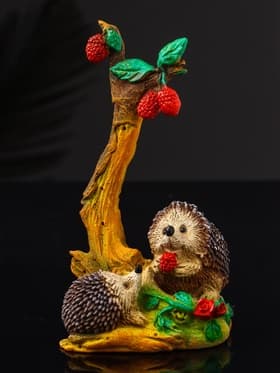 Фигурка полистоун «Ёжики под малиновым деревом», 12.5×6.3×4.3 см