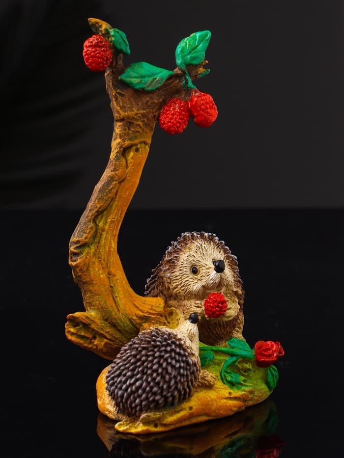 Фигурка полистоун «Ёжики под малиновым деревом», 12.5×6.3×4.3 см