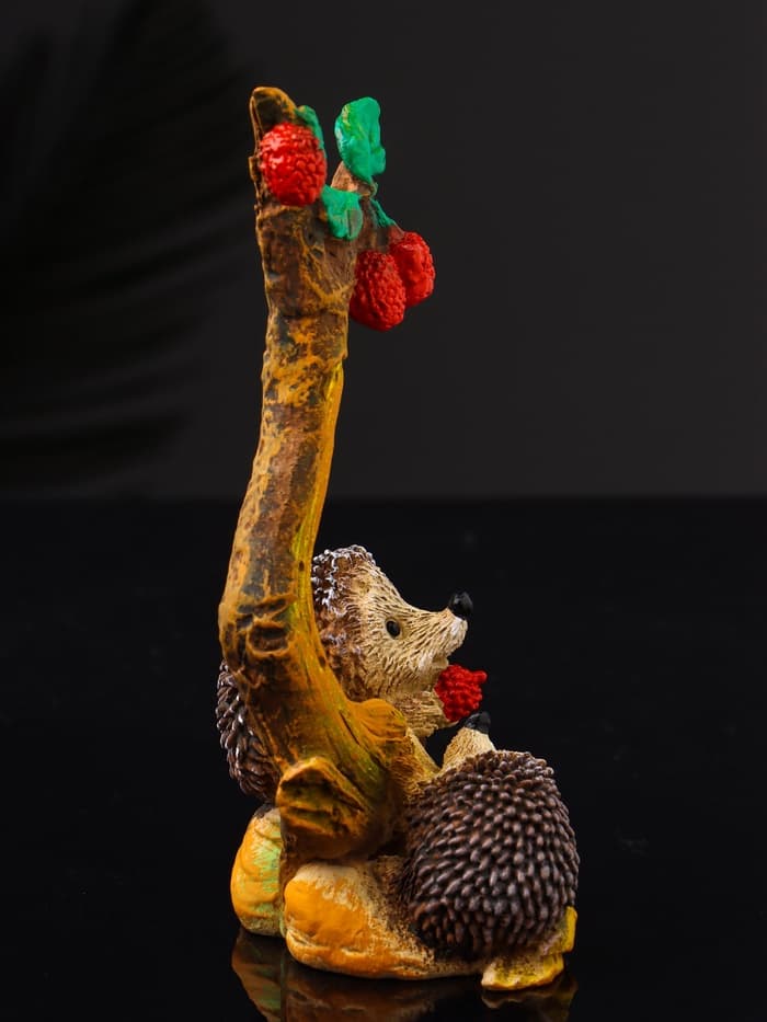 Фигурка полистоун «Ёжики под малиновым деревом», 12.5×6.3×4.3 см