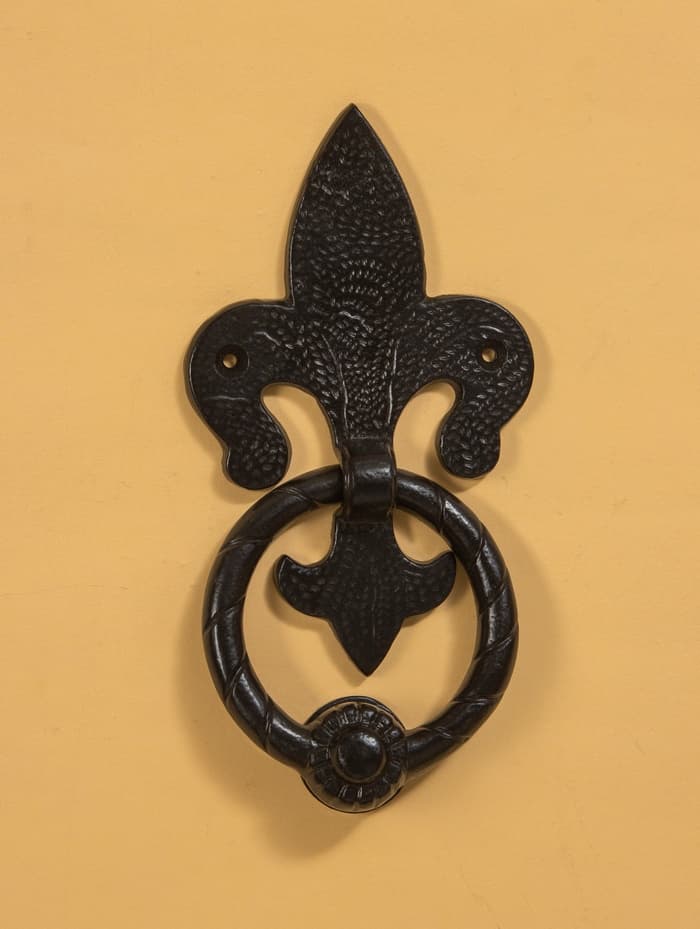 Дверной молоток «Геральдическая лилия», 10×20 см