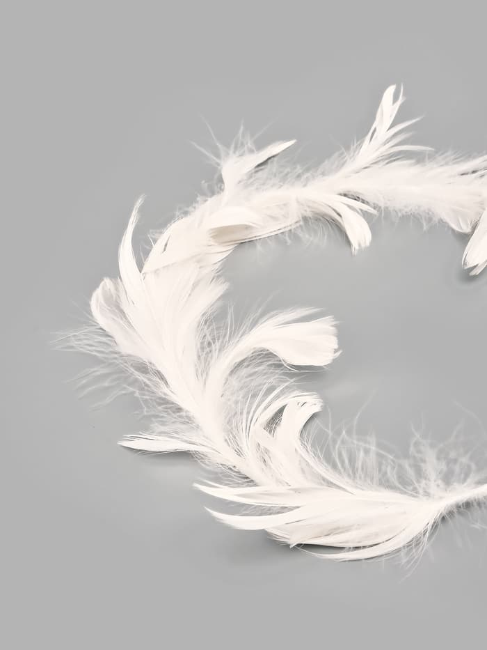 Венок на голову из перьев, белый