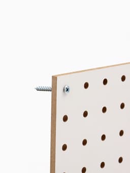 Настенная перфорированная панель ДСП односторонняя, 90×0.6×30 см, шаг 2.5 см, белая