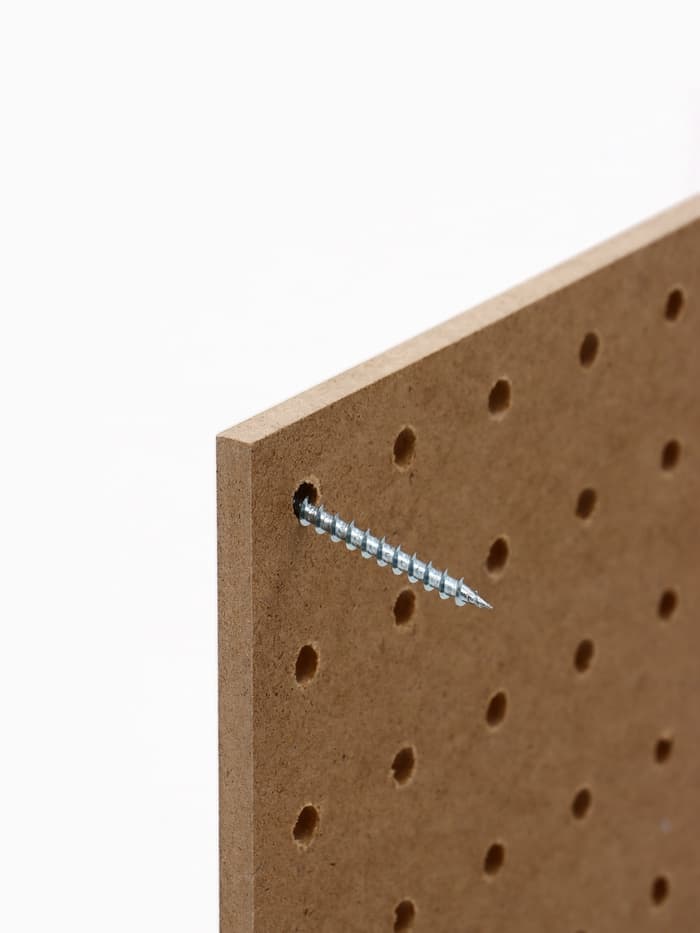 Настенная перфорированная панель ДСП односторонняя, 90×0.6×30 см, шаг 2.5 см, белая