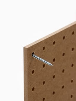 Настенная перфорированная панель ДСП односторонняя, 90×0.6×30 см, шаг 2.5 см, белая