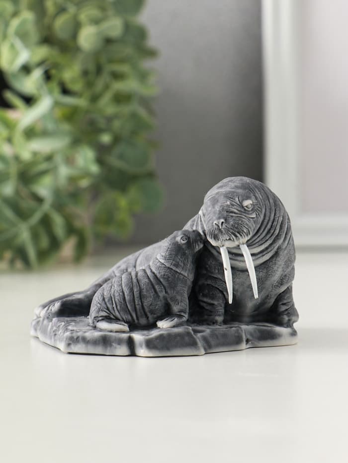 Фигурка «Самка моржа с детёнышем», 5.7 см