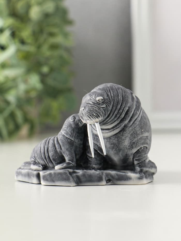 Фигурка «Самка моржа с детёнышем», 5.7 см